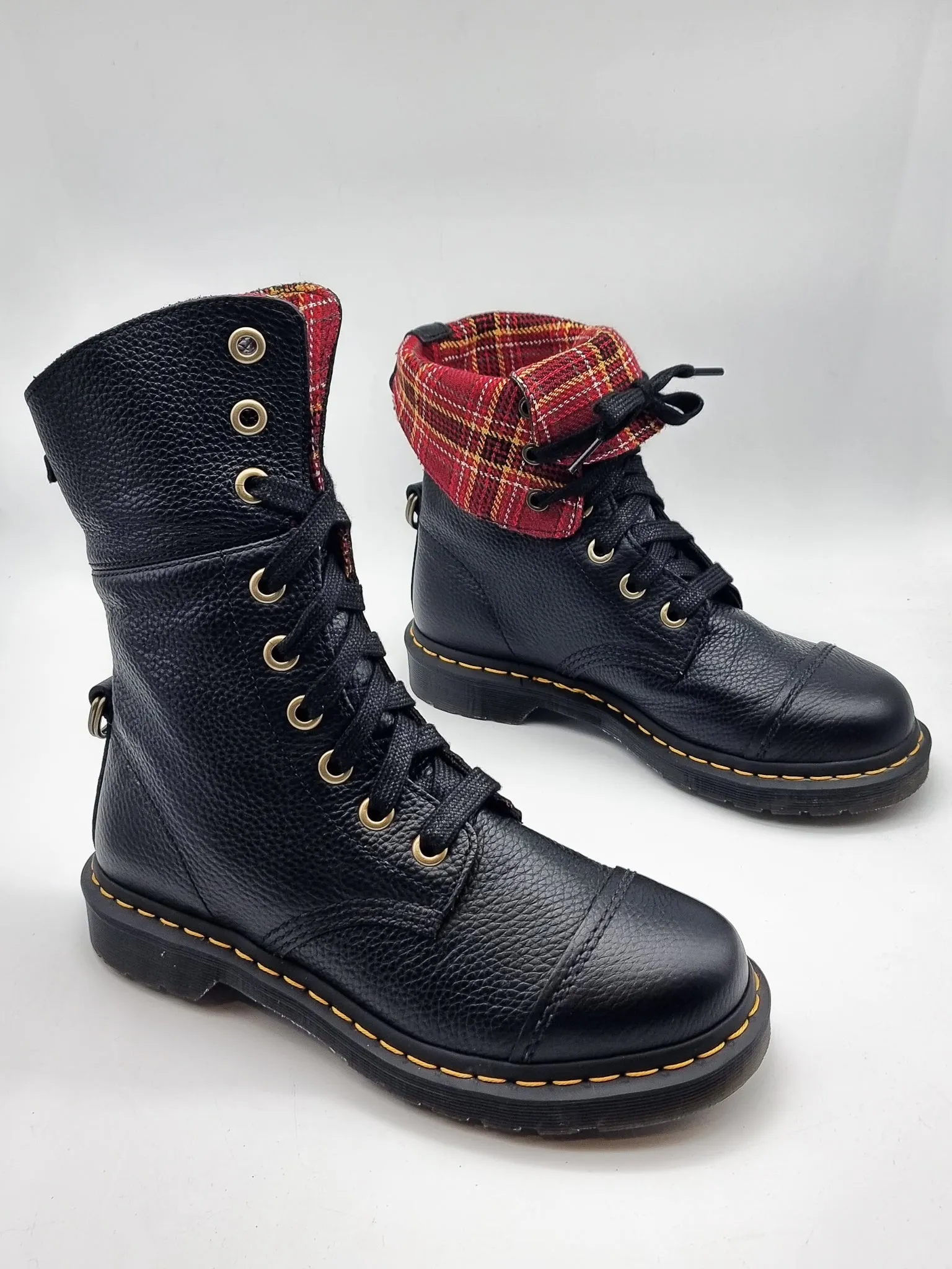 DR. MARTENS AIMILITA BLACK MILLED RED PLAID