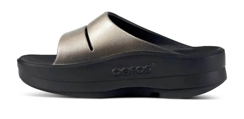 OOFOS Womens OOmega OOahh Luxe Slide Sandal Latte